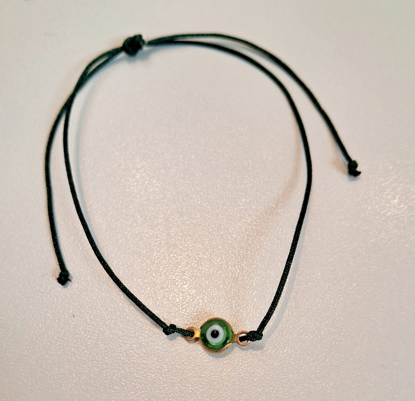 Pulsera de hilo verde con mini ojito verde
