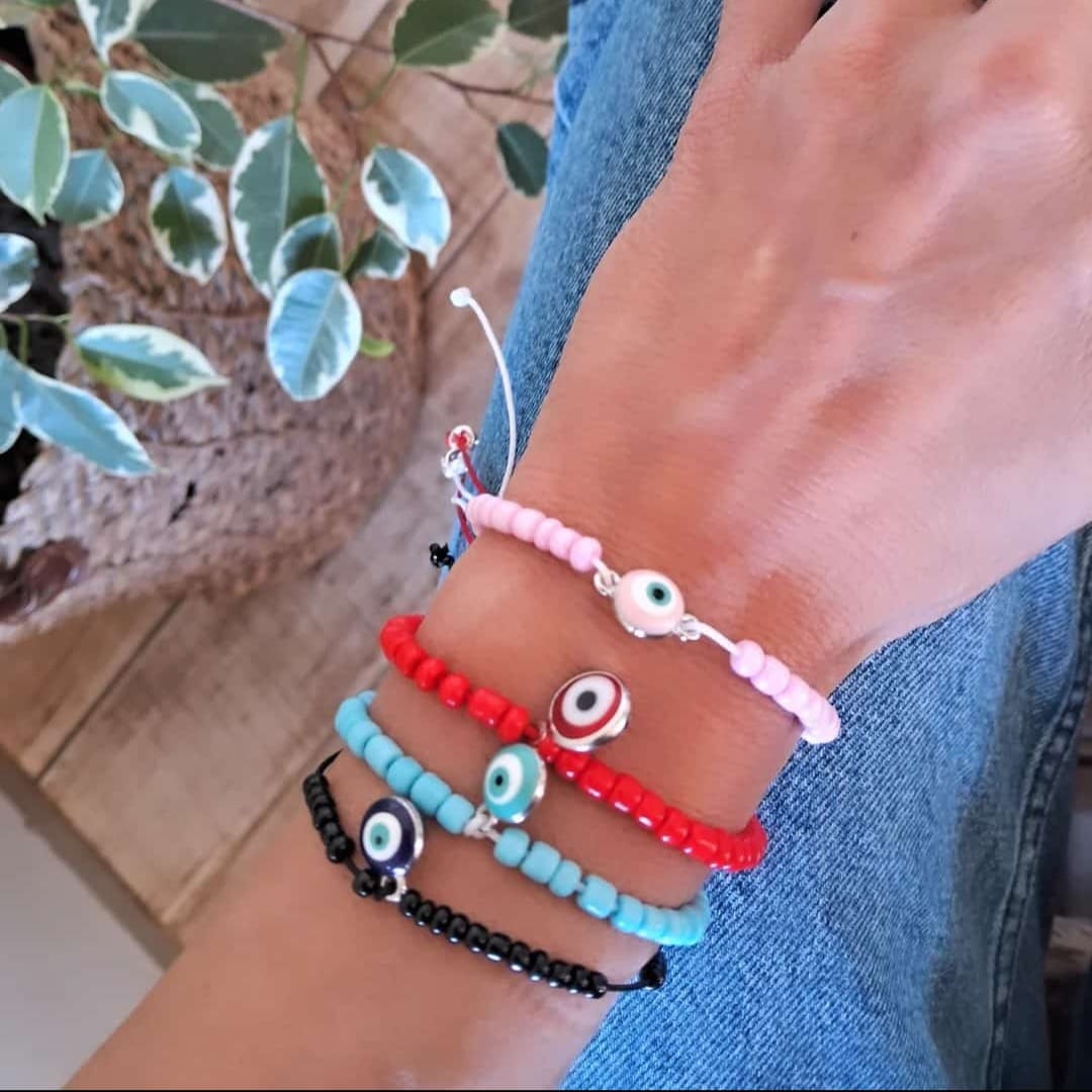🌸 Pulsera con cuentas rosas y dije de Ojo Turco 🌸