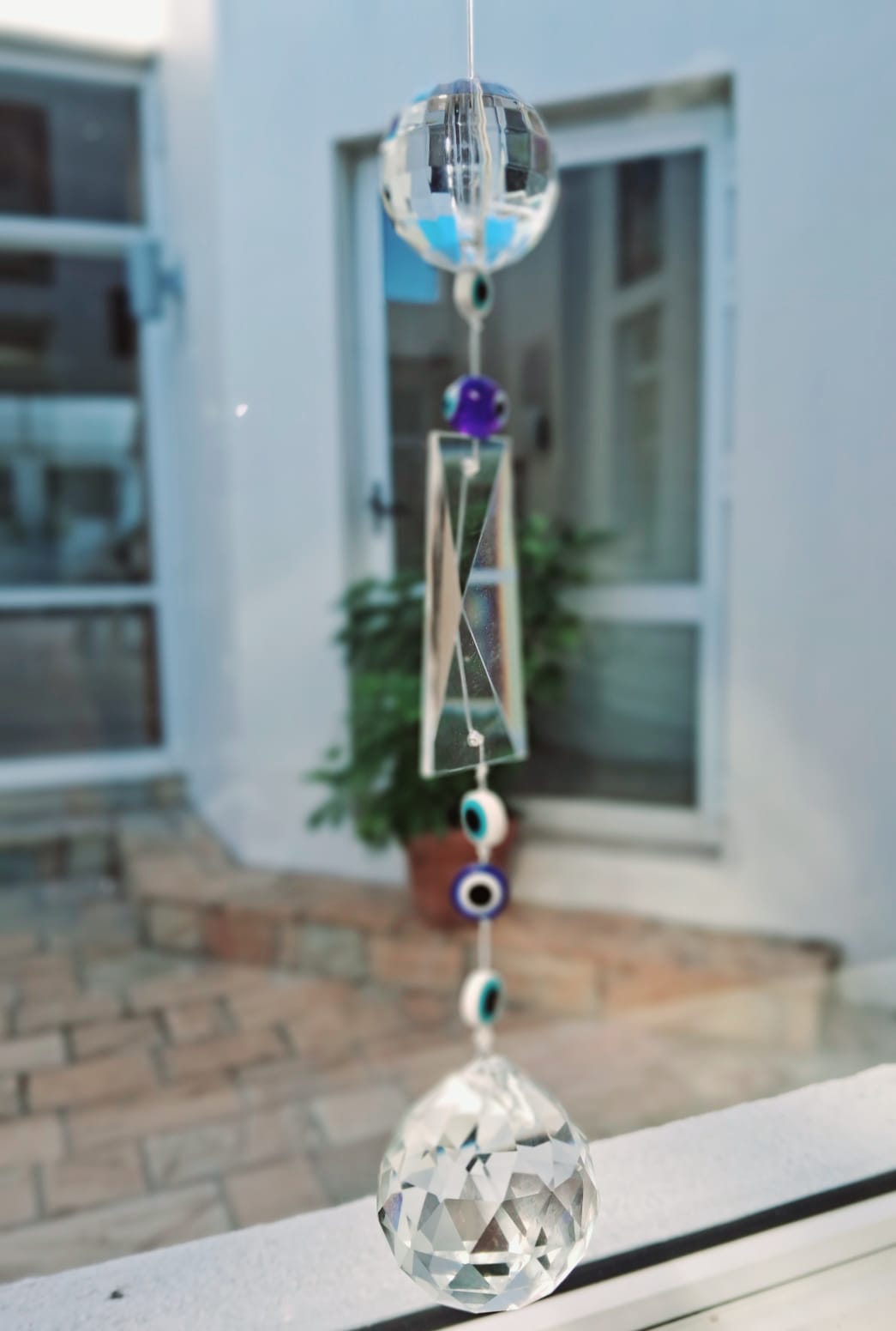 Atrapasol Elegante con Detalles de Protección y Luz